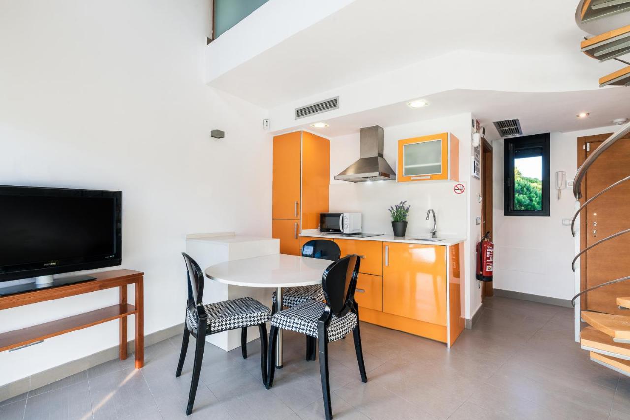 Aparthotel Las Palmeras Castelldefels Kültér fotó