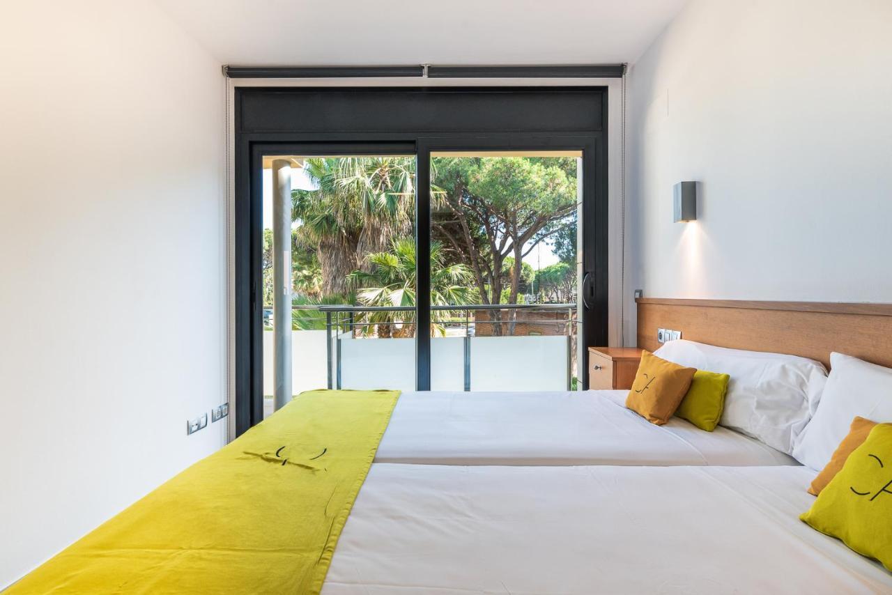 Aparthotel Las Palmeras Castelldefels Kültér fotó